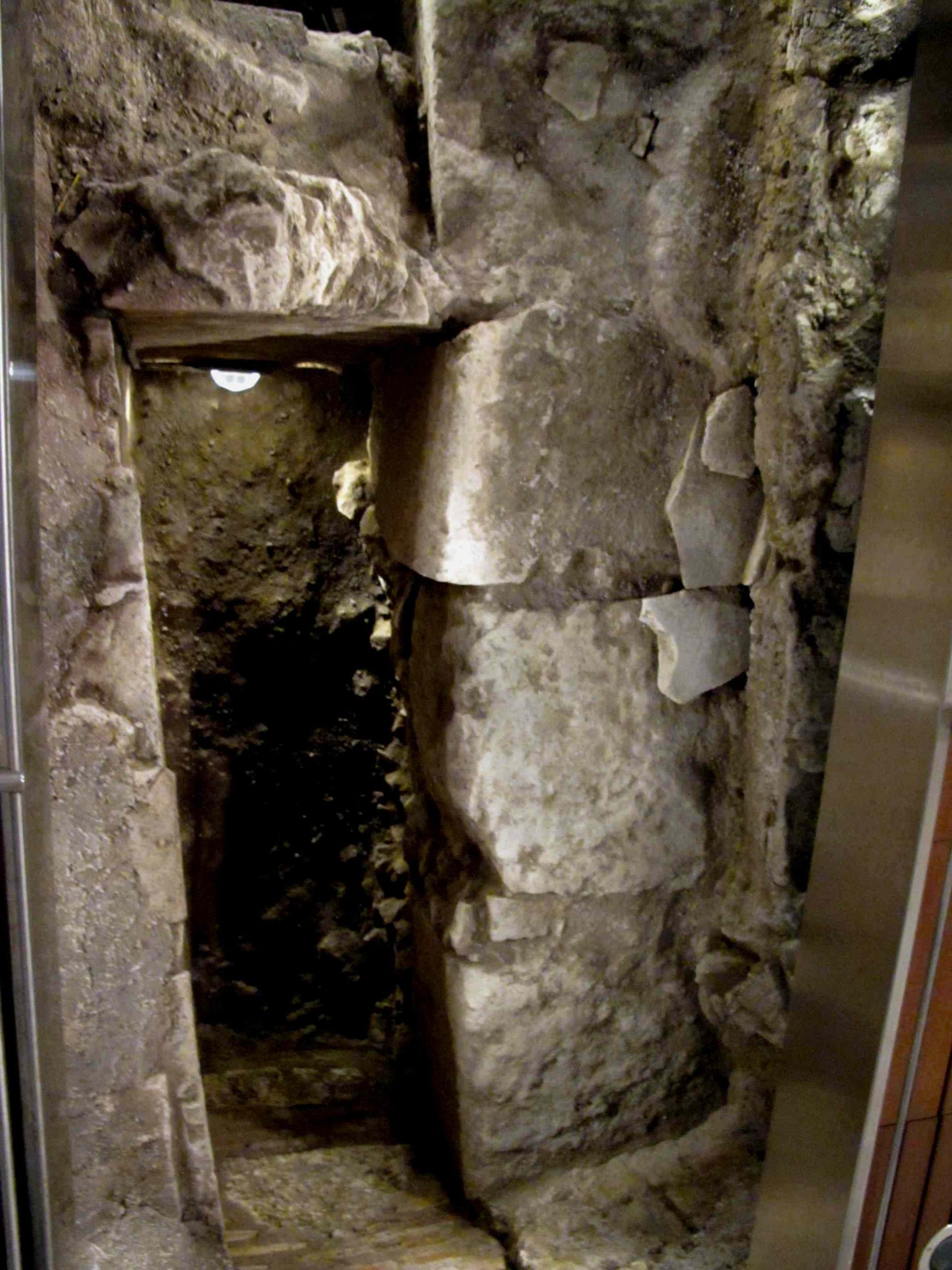 old temple of Esculapio. Rome 10.jpg